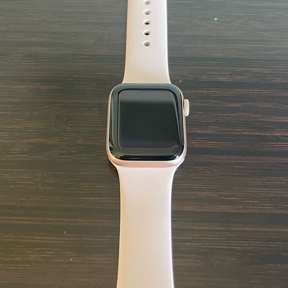 Apple Watch (Series 6) Wifi Only - 40 mm-Aluminium Gold - Sport band Pink - Picture 4 of 4